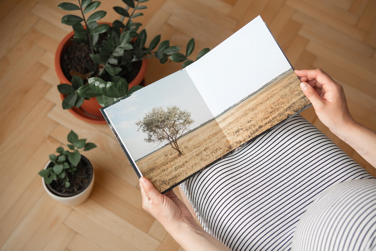 Botanische prints in minimalistische slaapkamer.