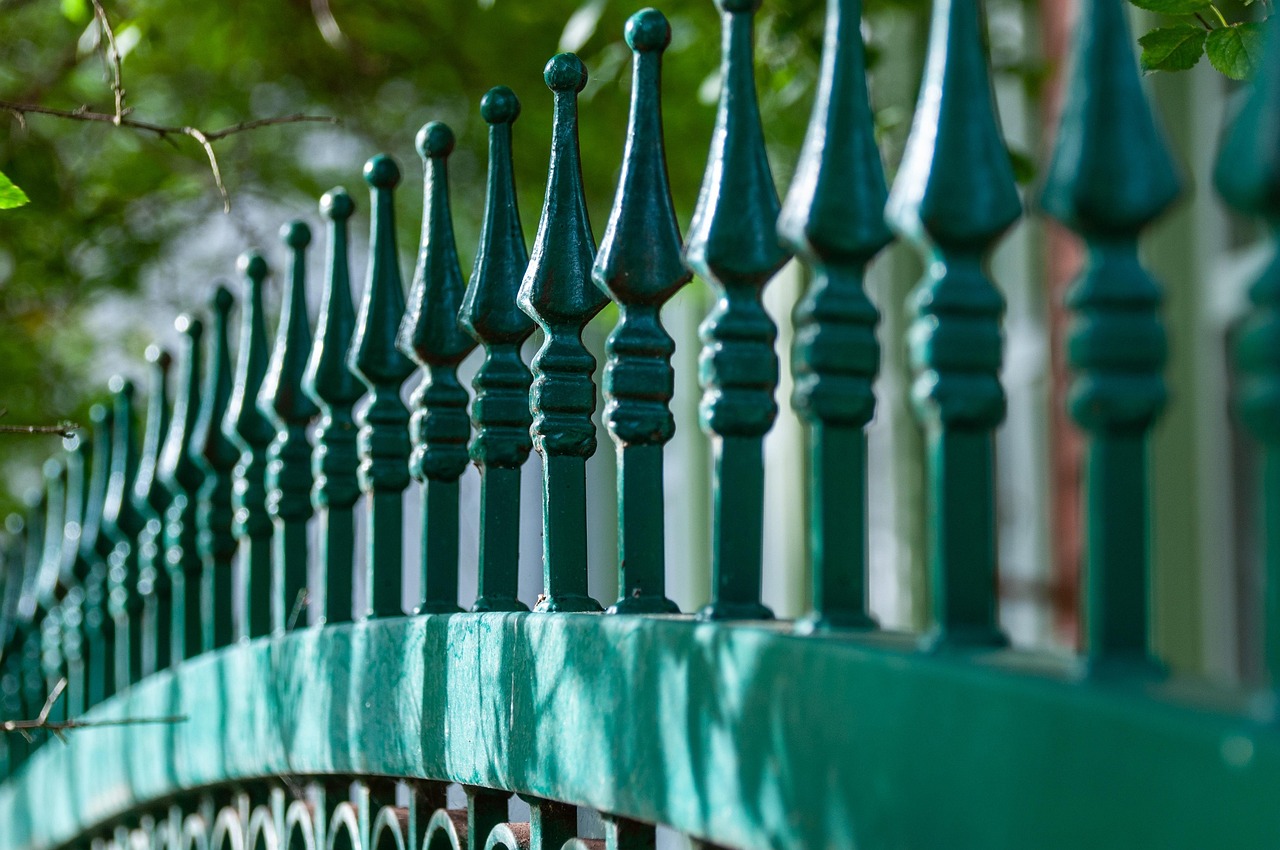 Grote bloempotten op stijlvolle houten plantenwand. Grote bloempotten op stijlvolle houten plantenwand.
